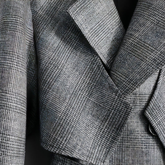 The Trenchcoat Is Over The Knee And Long Men - Which Mark