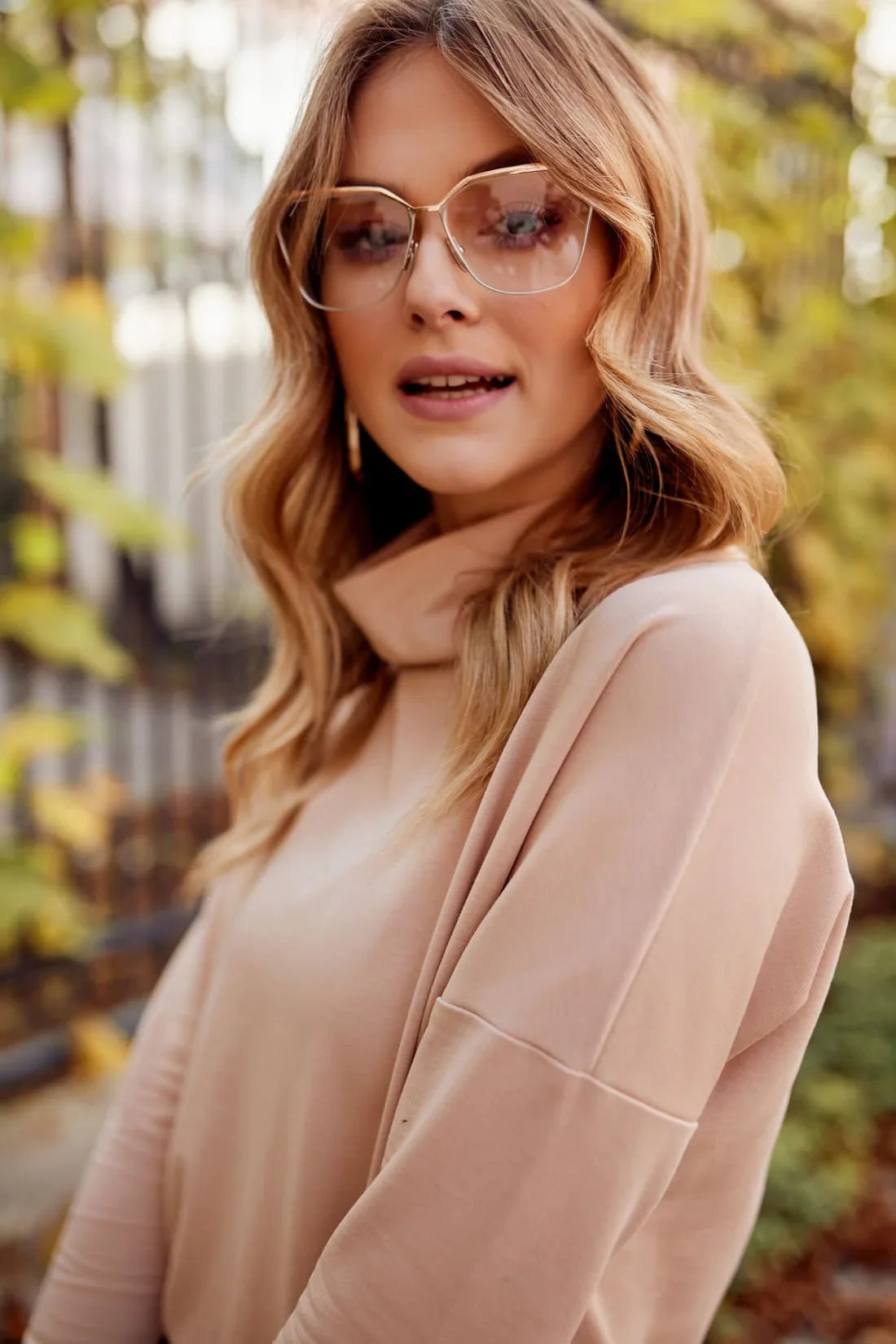 Loose dress with a turtleneck and pockets, beige FI720 - Which Mark