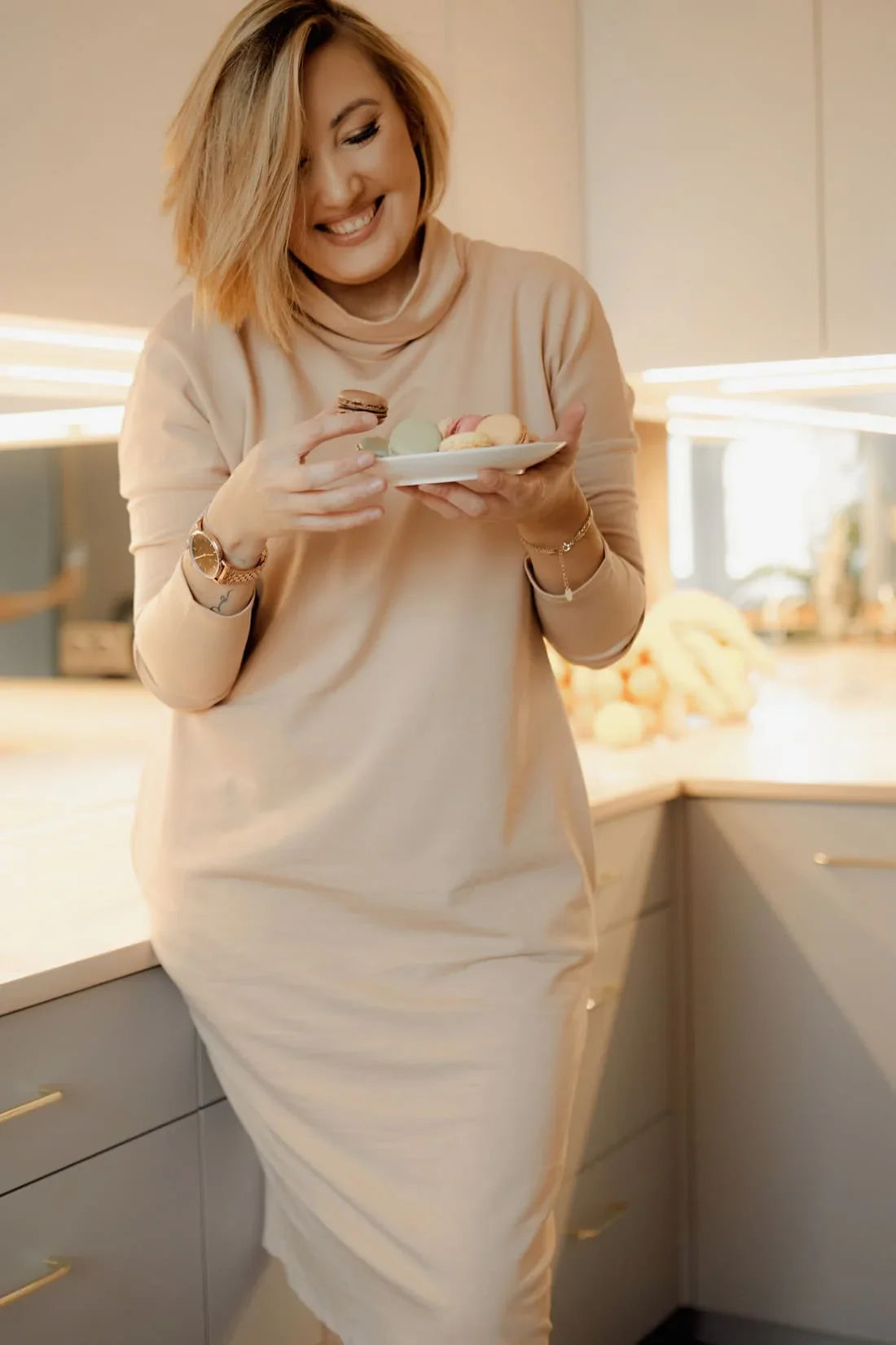 Loose dress with a turtleneck and pockets, beige FI720 - Which Mark