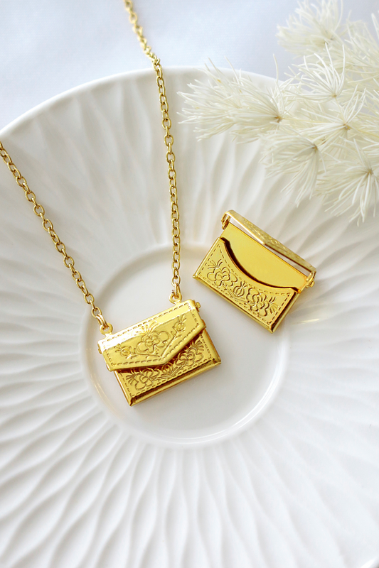 24 Karats Daisy Envelope Locket Necklace - Which Mark