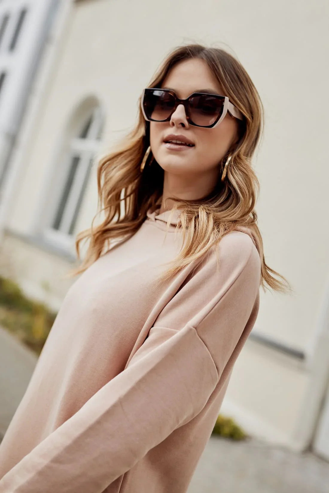 Sports midi dress with a hood, beige FI725 - Which Mark